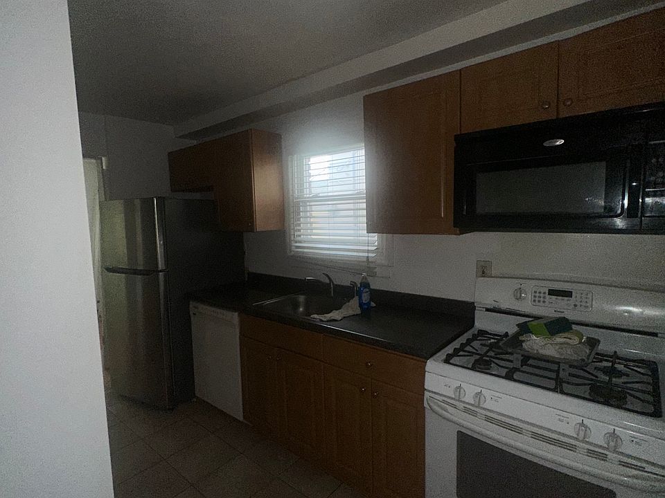 2nd image of 816 W Grand St #2D