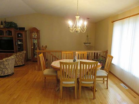 4th image of 1056 Westwood St