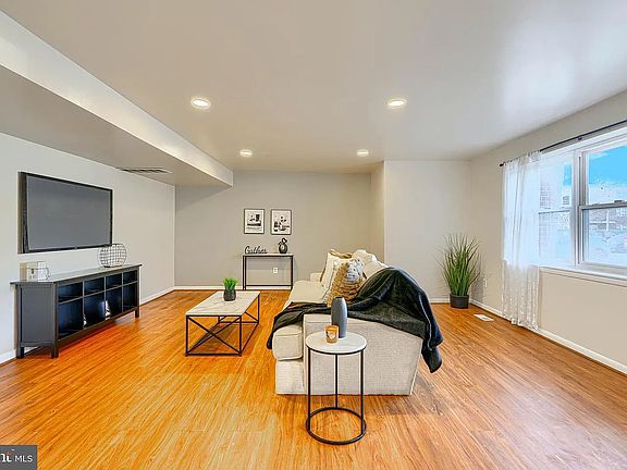2nd image of 3645 Glengyle Ave