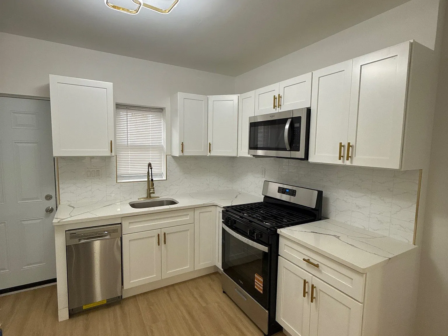 3 bed, 1.5 bath, 972 sqft, $2,150 — Photo 3