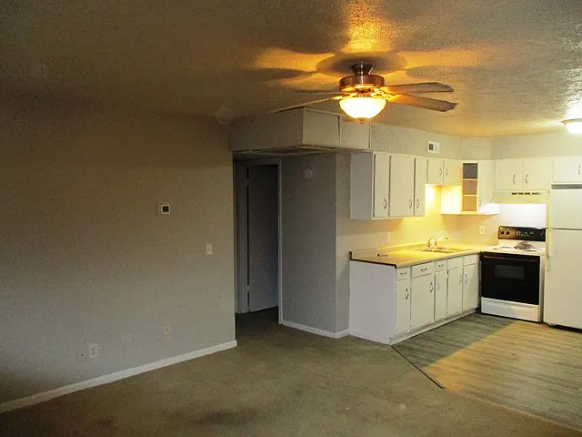 2 bed, $920 — Photo 2