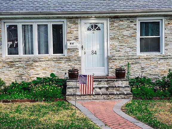 5th image of 84 Broadmoor Ln