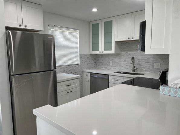 321 Newport Ct #V