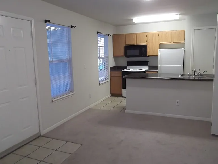 Country Club Apartments — Photo 4
