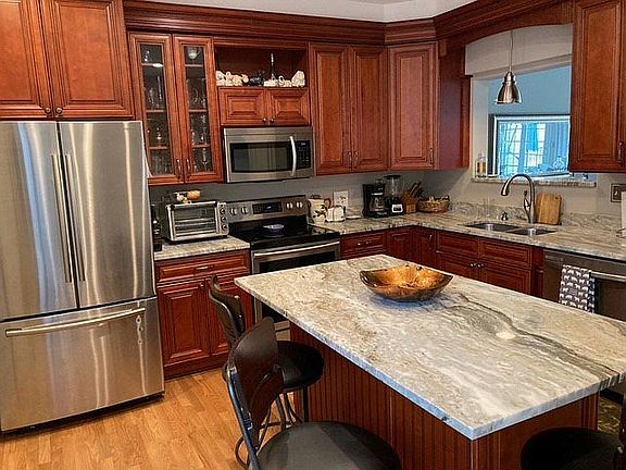 full kitchen,pantry to right