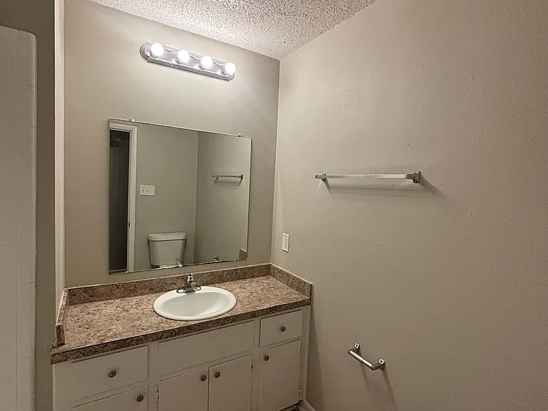 2221 Dorchester Dr — Photo 18