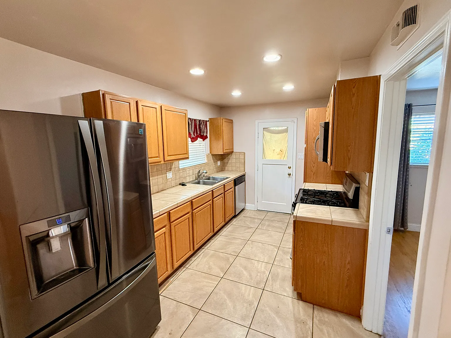 3 bed, 1148 sqft, $2,350 — Photo 2
