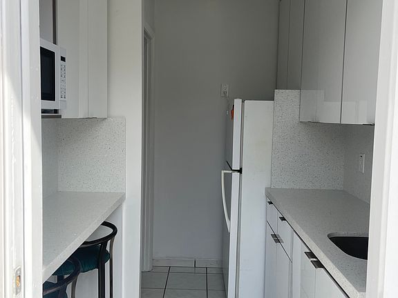 3rd image of 1075 W 23rd St #1