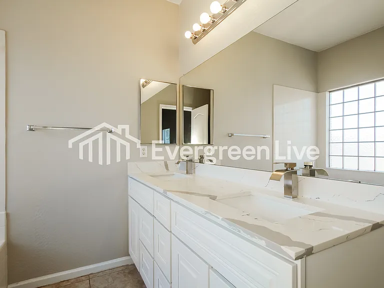 6038 N 68th Dr — Photo 9