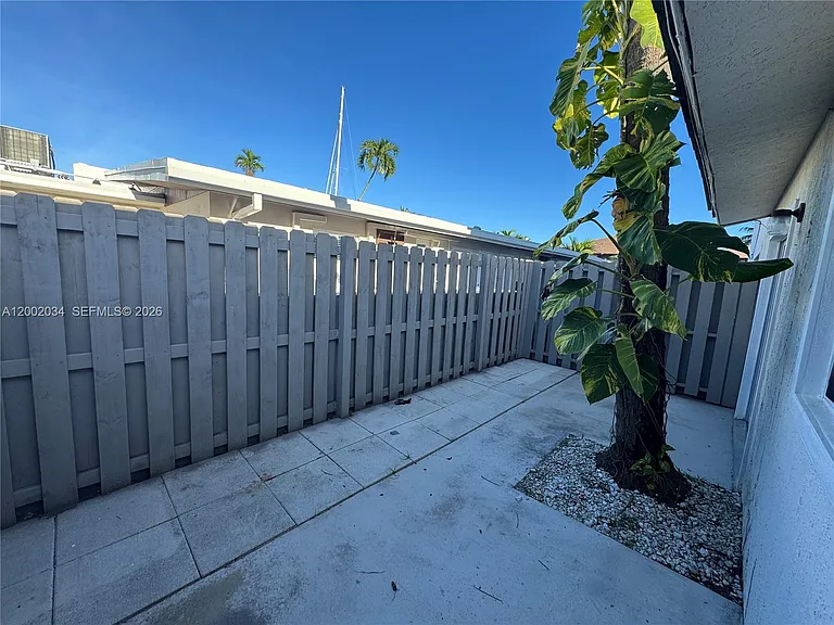 2724 NE 15th St #4 — Photo 16