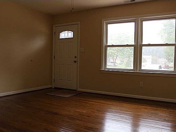 2nd image of 301 Garnett Cir
