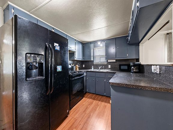 5th image of 511 W Navasota St