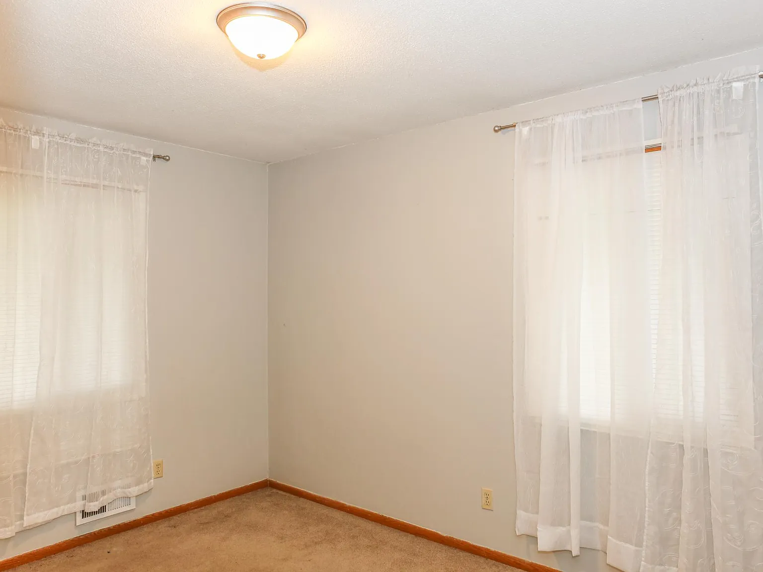 2 bed, 1000 sqft, $1,595 — Photo 3