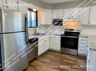 1107 S Newport Pl, Sioux Falls, SD 57106