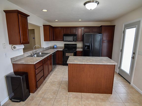 3rd image of 3910 Canyon Rock Ct