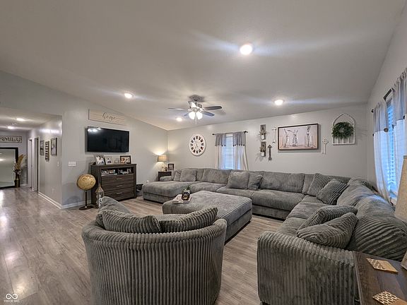 4th image of 409 E 9th St