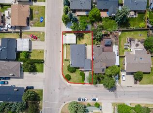 703 N 130th Ave SW, Calgary, AB T2W 2M9