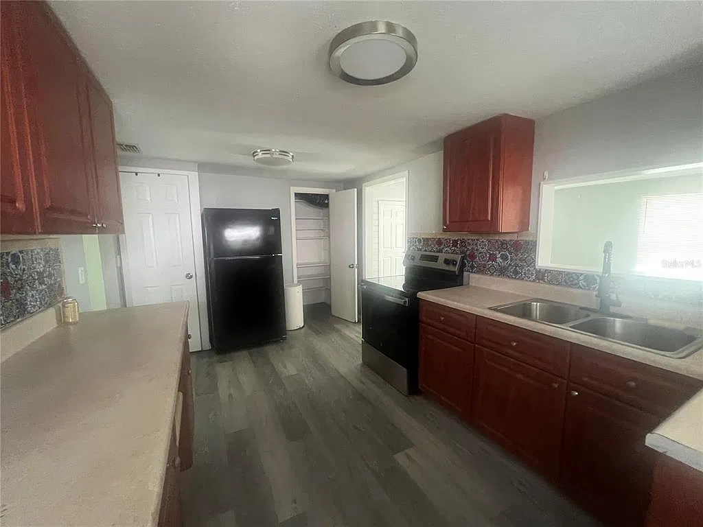 3 bed, 1.0 bath, 1056 sqft, $1,675 — Photo 2
