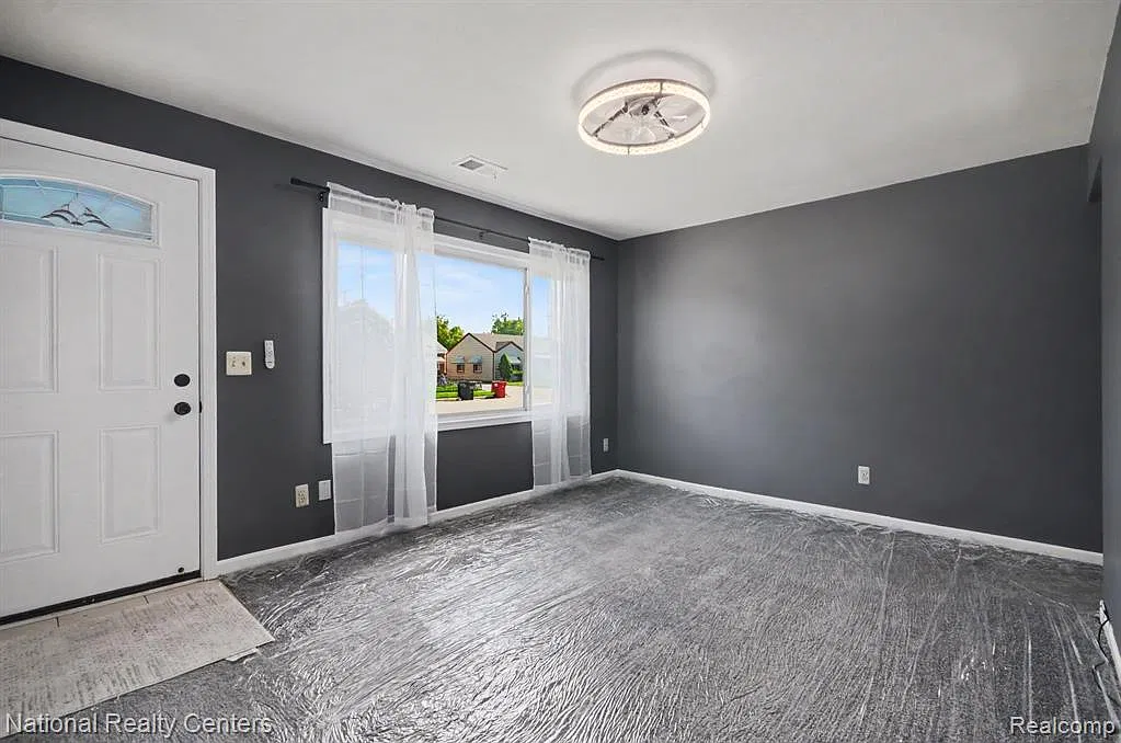 3 bed, 1.0 bath, 1000 sqft, $1,600 — Photo 4