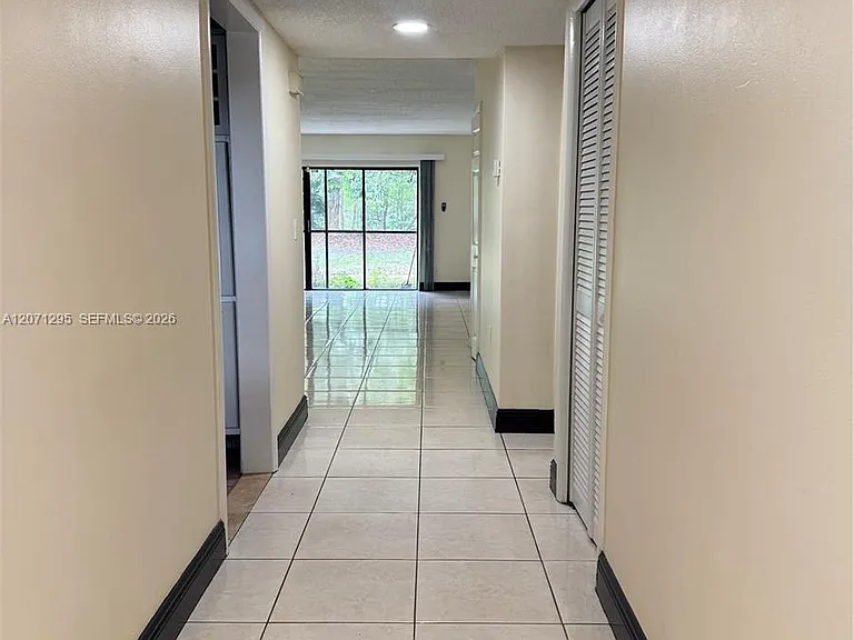 215 Lakeview Dr #105 — Photo 2