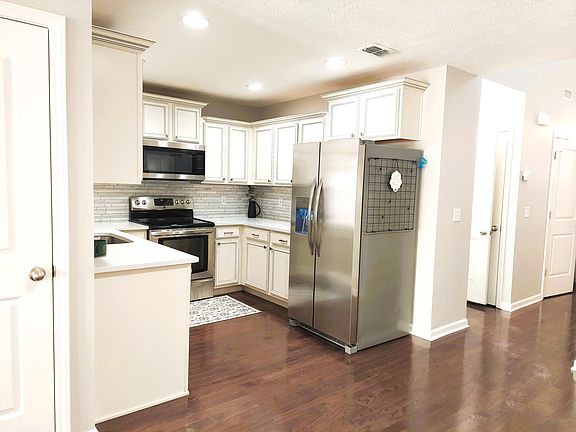 5th image of 923 Dahlia Dr