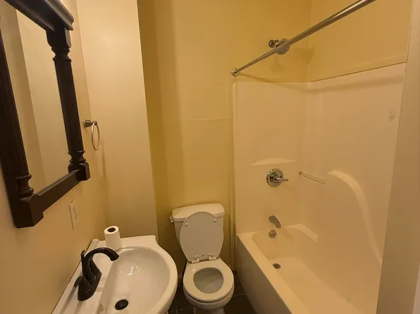 1360 1st St APT 1, Rensselaer, NY 12144