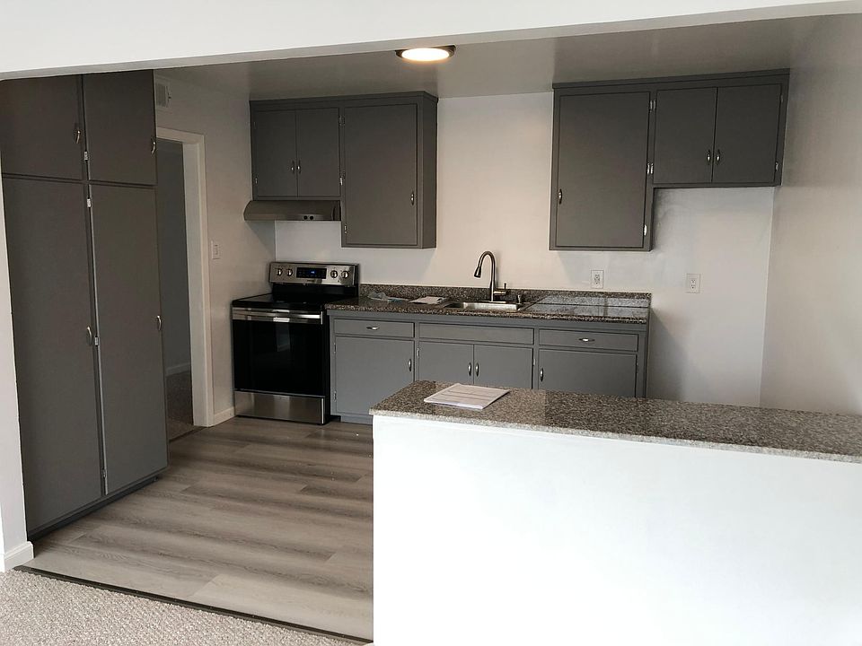 1st image of 140 1st Ave