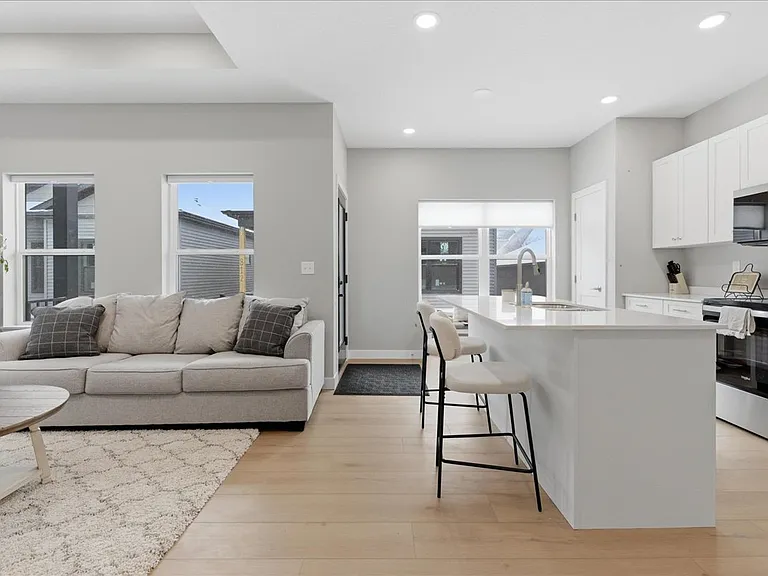820 Clay St — Photo 4