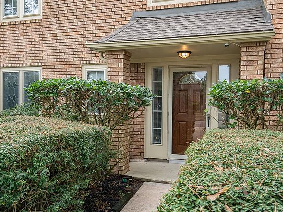 A covered front porch welcomes you to enter the home! This storm door allows for you to open the home up to natural sunlight even more!