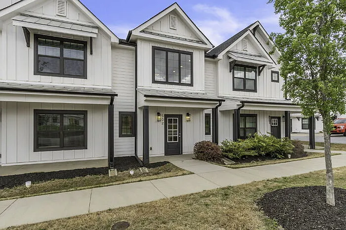 8 Tolar Rd