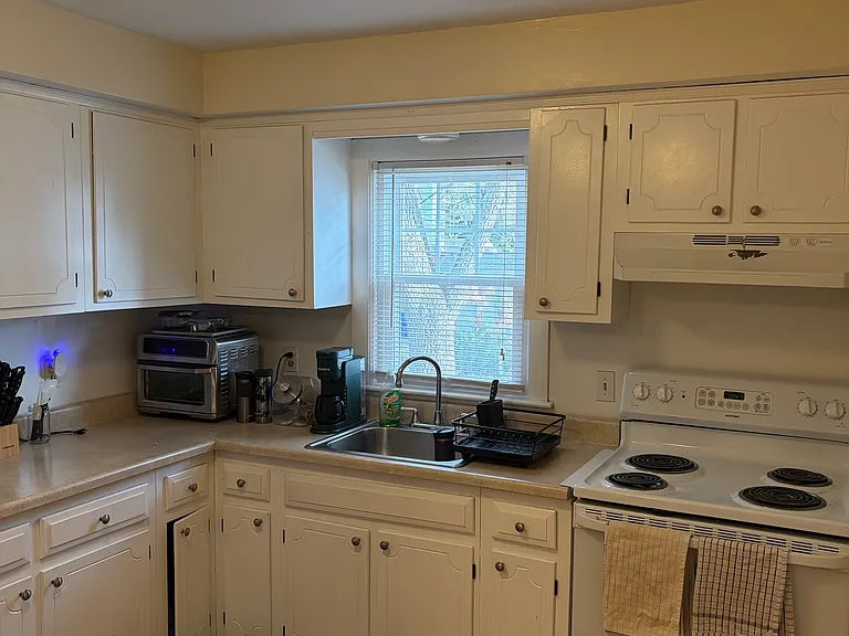 102 S Angell St — Photo 2