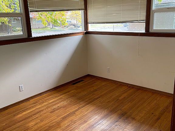 5th image of 667 Canary Ave