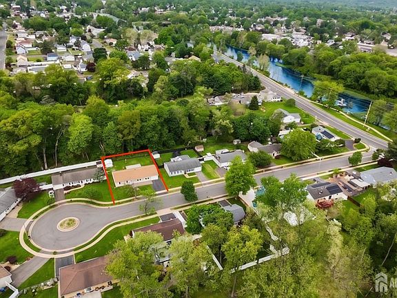 4th image of 10 Brook Hollow Rd