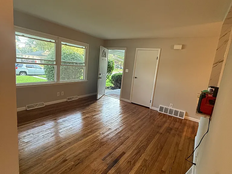 518-522 Moore Ave #3 — Photo 4