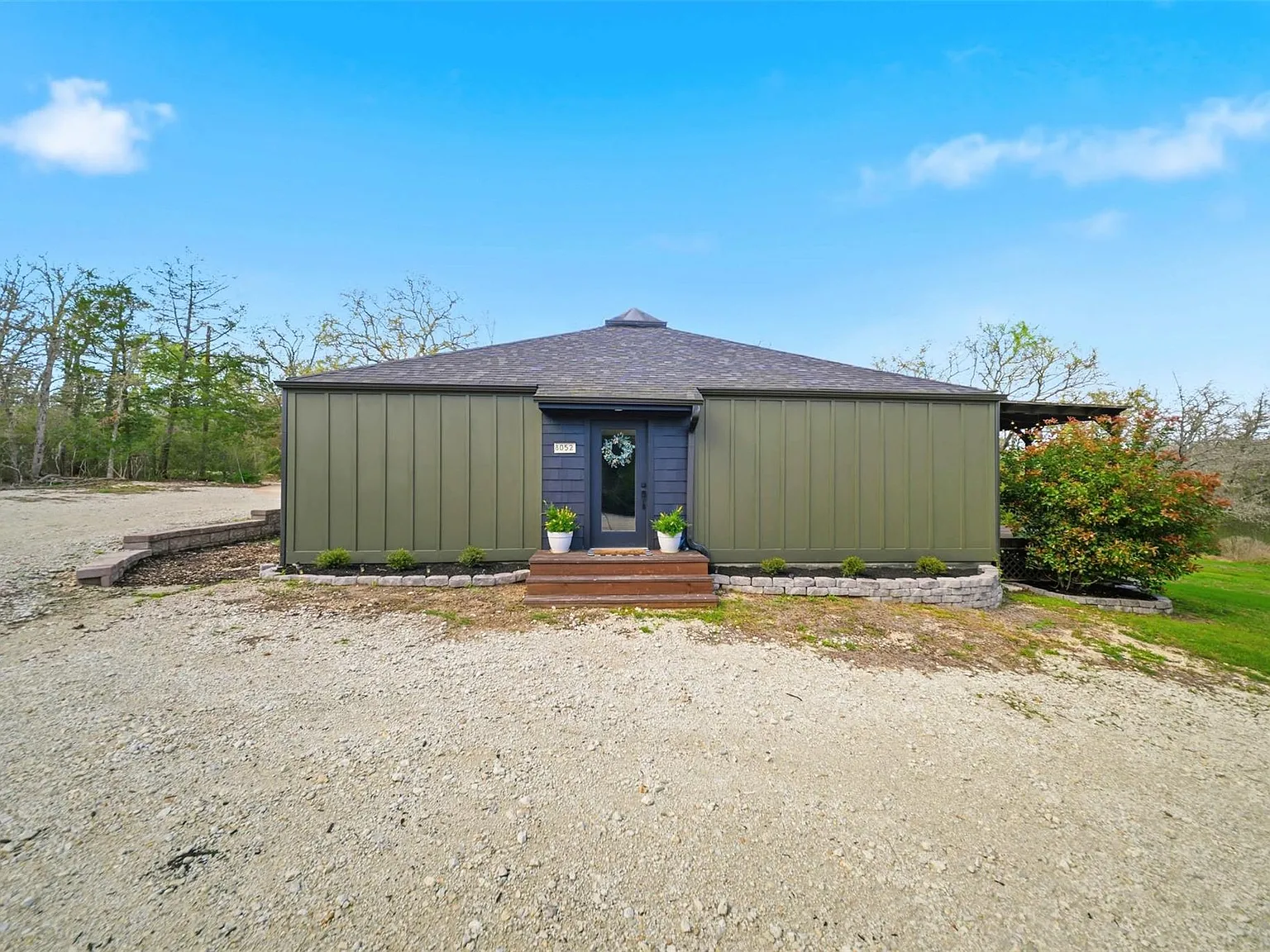 3 bed, 2.0 bath, 2100 sqft, $2,250 — Photo 3