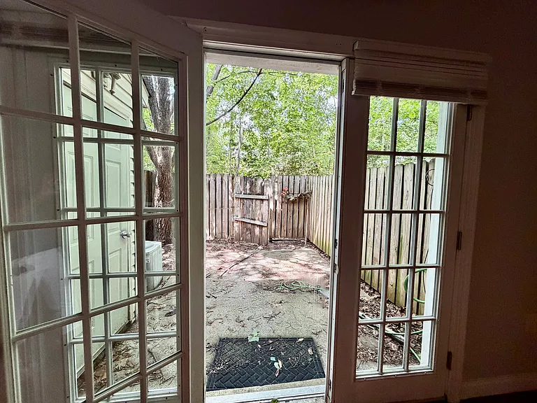 1207 Green Oaks Ln #J — Photo 23