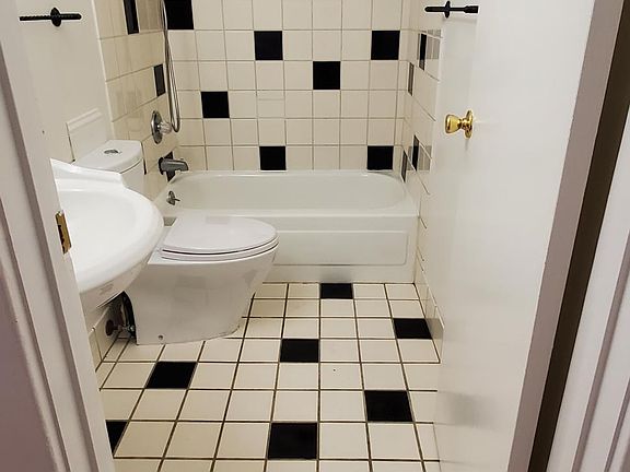 2nd image of 810 Taraval St #3
