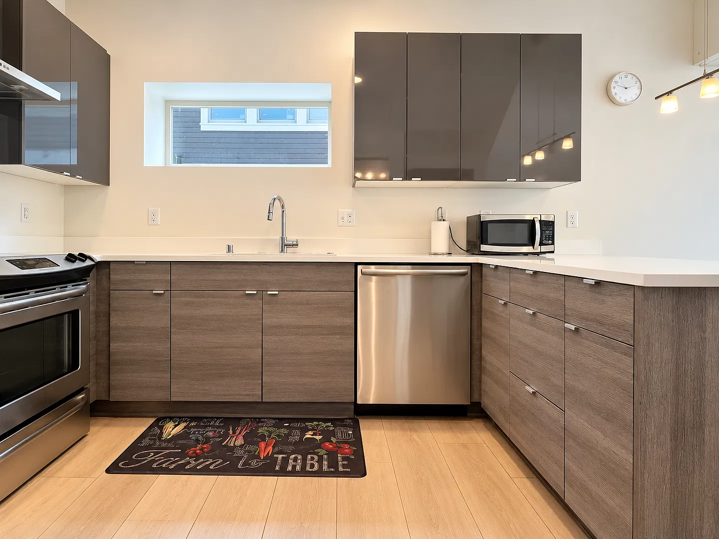 Modern 3-Bedroom Townhome with AC & Assigned Parking in Judkins Park / Central Area — Photo 4