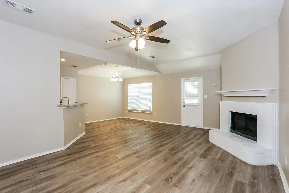 3 bed, 2.0 bath, 1360 sqft, $1,965 — Photo 3