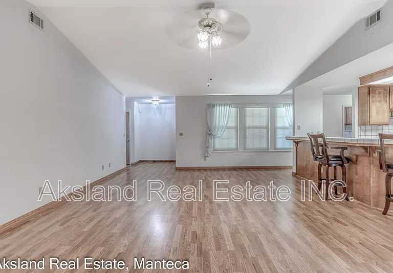 1635 Crom St — Photo 15