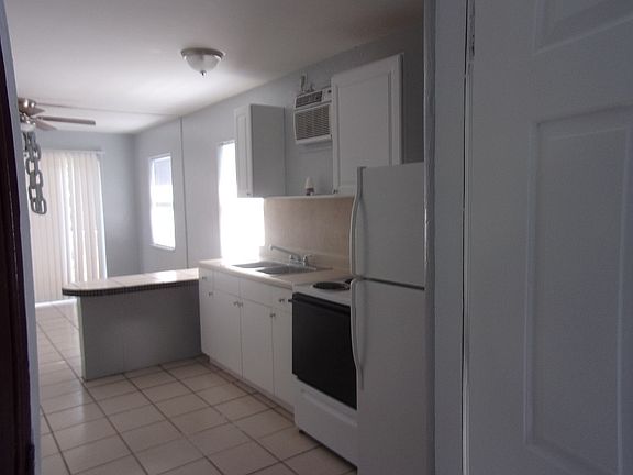 3rd image of 1023 Locust St NE APT 8