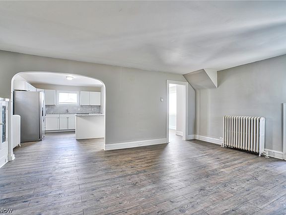 4th image of 2215 W 105th St