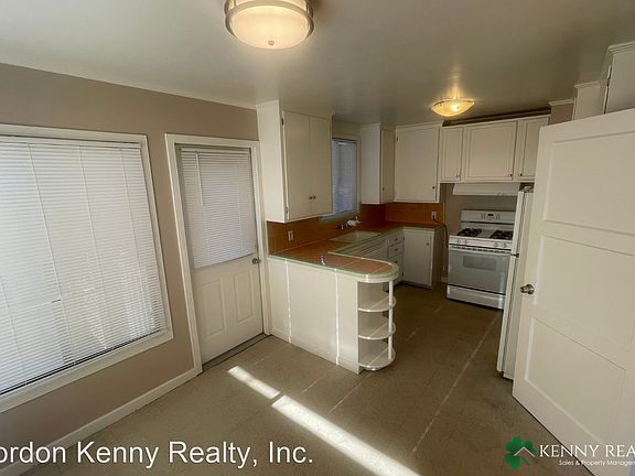 4th image of 221 Mosswood Way