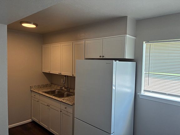 4th image of 889 Lake St #A-b