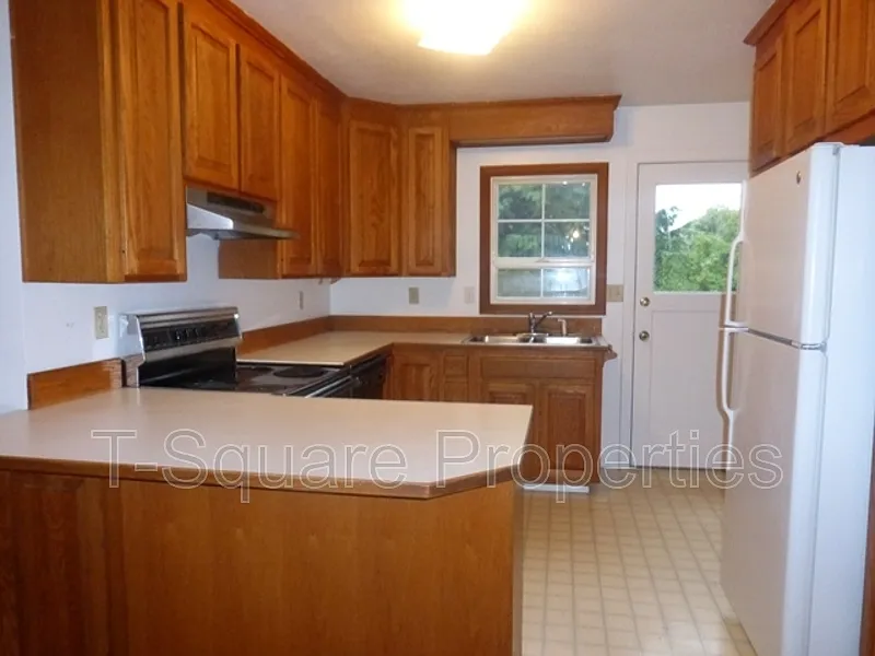 3 bed, 2.0 bath, 1140 sqft, $2,950 — Photo 2