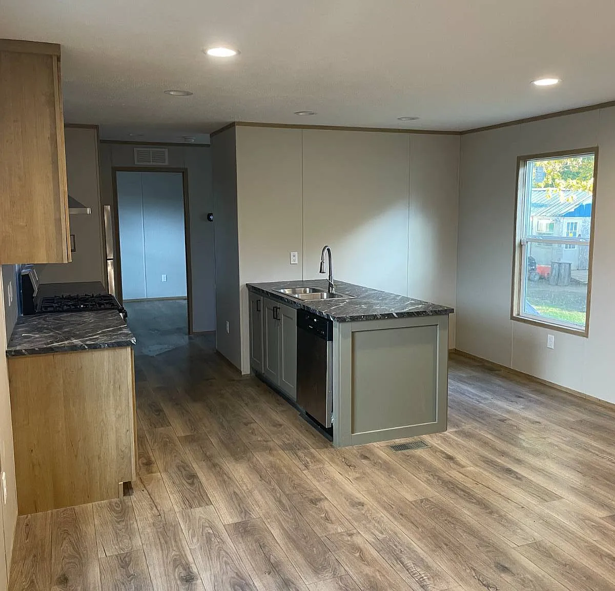 3 bed, 2.0 bath, 1012 sqft, $1,050 — Photo 3