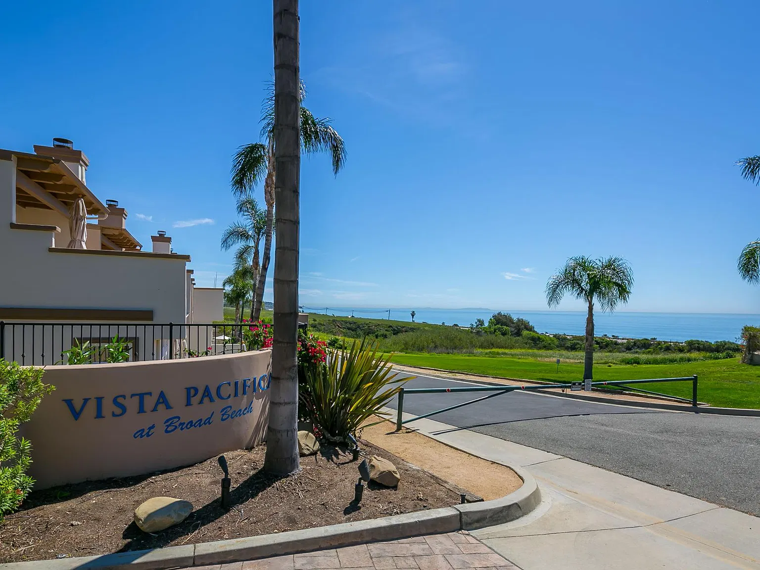 2 bed, 2.5 bath, 1831 sqft, $6,500 — Photo 4