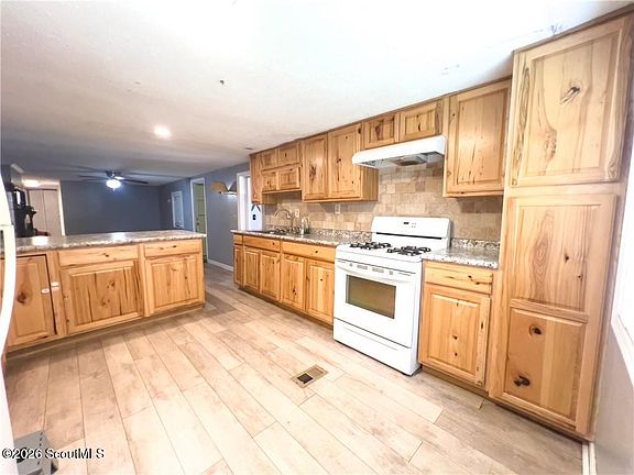 3rd image of 216 Harvey Rd