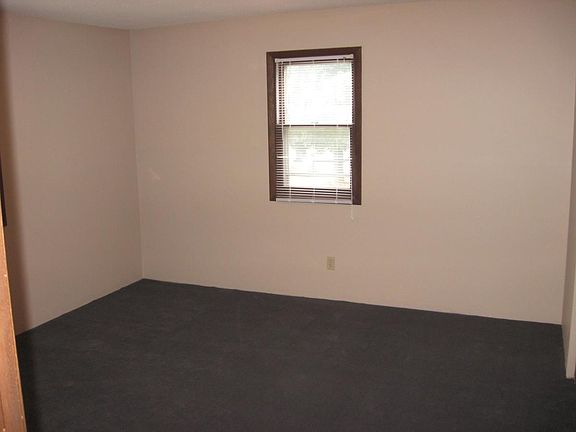 5th image of 407 Leslie Ave