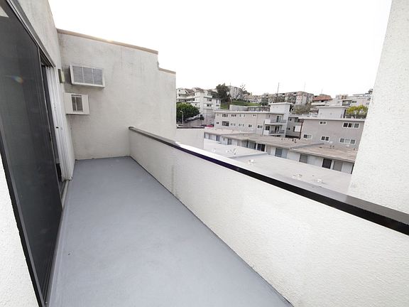3rd image of 10615 Rose Ave APT 405